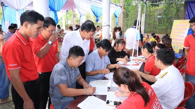 Ông bà U70 hào hứng đến nhà văn hóa nhận giấy chứng nhận đăng ký kết hôn- Ảnh 3. Ông bà U70 hào hứng đến nhà văn hóa nhận giấy chứng nhận đăng ký kết hôn- Ảnh 3.