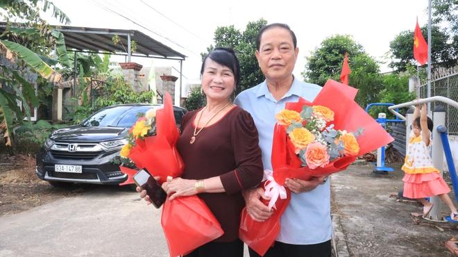 Ông bà U70 hào hứng đến nhà văn hóa nhận giấy chứng nhận đăng ký kết hôn- Ảnh 7. Ông bà U70 hào hứng đến nhà văn hóa nhận giấy chứng nhận đăng ký kết hôn- Ảnh 7.