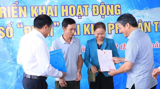 Ông bà U70 hào hứng đến nhà văn hóa nhận giấy chứng nhận đăng ký kết hôn- Ảnh 9. Ông bà U70 hào hứng đến nhà văn hóa nhận giấy chứng nhận đăng ký kết hôn- Ảnh 9.