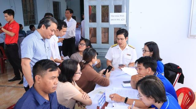 Ông bà U70 hào hứng đến nhà văn hóa nhận giấy chứng nhận đăng ký kết hôn- Ảnh 4. Ông bà U70 hào hứng đến nhà văn hóa nhận giấy chứng nhận đăng ký kết hôn- Ảnh 4.