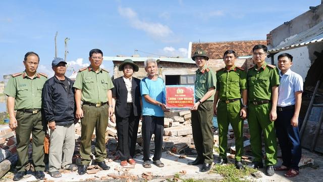 Công an Gia Lai hỗ trợ người dân vượt qua khó khăn sau bão Kalmaegi - Ảnh 5. Công an Gia Lai hỗ trợ người dân vượt qua khó khăn sau bão Kalmaegi - Ảnh 5.