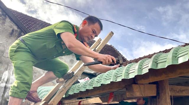 Công an Gia Lai hỗ trợ người dân vượt qua khó khăn sau bão Kalmaegi - Ảnh 1. Công an Gia Lai hỗ trợ người dân vượt qua khó khăn sau bão Kalmaegi - Ảnh 1.