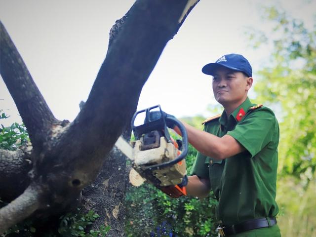 Công an Gia Lai hỗ trợ người dân vượt qua khó khăn sau bão Kalmaegi - Ảnh 4. Công an Gia Lai hỗ trợ người dân vượt qua khó khăn sau bão Kalmaegi - Ảnh 4.