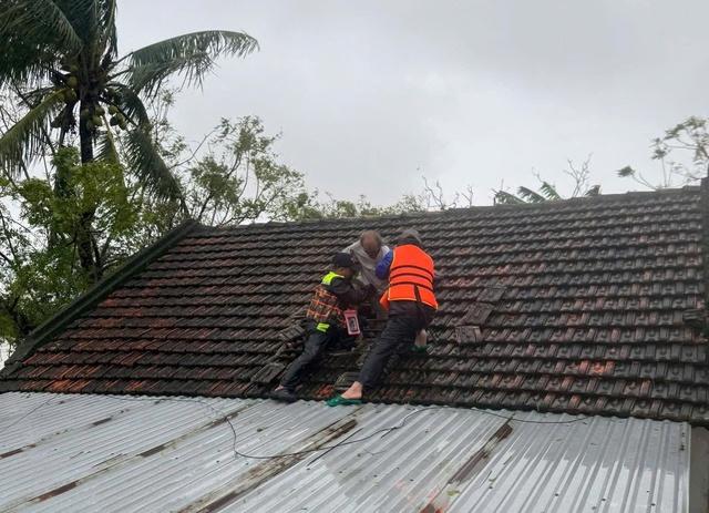 'Cháy máy' cuộc gọi cầu cứu, Công an phường Tuy Hòa cứu dân xuyên ngày đêm- Ảnh 6.