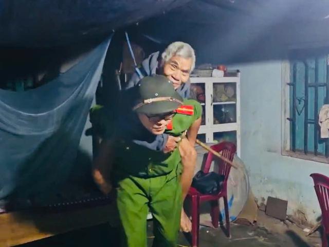 Ngập lụt ở Gia Lai: Công an trắng đêm cứu dân- Ảnh 2. Ngập lụt ở Gia Lai: Công an trắng đêm cứu dân- Ảnh 2.