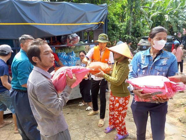 Khánh Hòa tiếp nhận, cấp phát gạo dự trữ quốc gia hỗ trợ dân vùng lũ- Ảnh 1.
