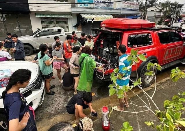 Giúp người vùng rốn lũ lịch sử: 'Nghe chị em cần quần áo lót, tôi liền mua'- Ảnh 3. Giúp người vùng rốn lũ lịch sử: 'Nghe chị em cần quần áo lót, tôi liền mua'- Ảnh 3.