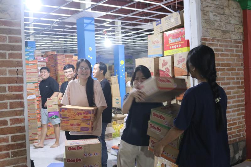 Đêm không ngủ ở TP.HCM: Gom từng bao gạo, thùng mì gửi vùng lũ miền Trung- Ảnh 3. Đêm không ngủ ở TP.HCM: Gom từng bao gạo, thùng mì gửi vùng lũ miền Trung- Ảnh 3.