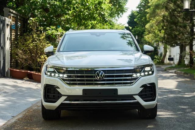 Nhầm lẫn giữa bó vỉa và vạch sơn khiến nhiều tài xế bị phạt lỗi đỗ xe - Ảnh 1.