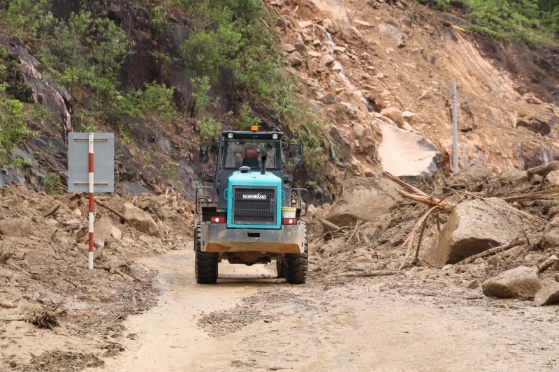 Đèo Khánh Lê có 42 điểm sạt lở, hơn 104.000 m³ đất đá tràn xuống đường - Ảnh 1.