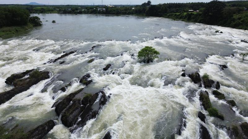 Thủy điện ở Đồng Nai xả lũ, thác Trị An hồi sinh- Ảnh 1. Thủy điện ở Đồng Nai xả lũ, thác Trị An hồi sinh- Ảnh 1.