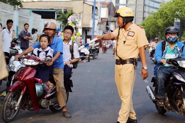 Có những quy định nào về chở trẻ em trên xe máy? - Ảnh 1. Có những quy định nào về chở trẻ em trên xe máy? - Ảnh 1.