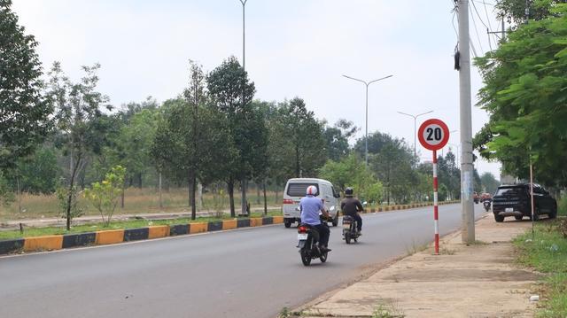 Biển báo 20 km/giờ ở Đồng Nai, tài xế than 'không chạy được'- Ảnh 10. Biển báo 20 km/giờ ở Đồng Nai, tài xế than 'không chạy được'- Ảnh 10.