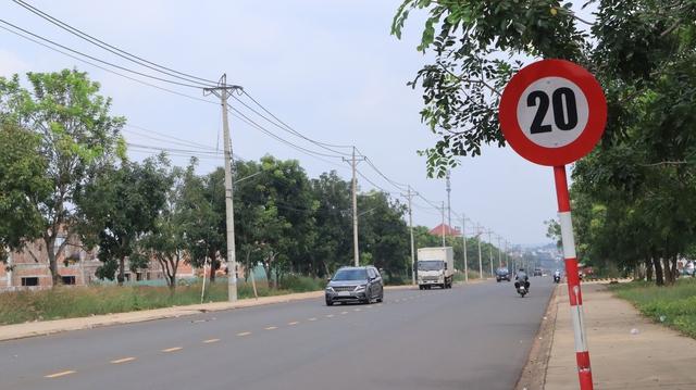 Biển báo 20 km/giờ ở Đồng Nai, tài xế than 'không chạy được'- Ảnh 1. Biển báo 20 km/giờ ở Đồng Nai, tài xế than 'không chạy được'- Ảnh 1.