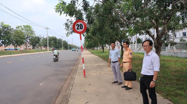 Biển báo 20 km/giờ ở Đồng Nai, tài xế than 'không chạy được'- Ảnh 11. Biển báo 20 km/giờ ở Đồng Nai, tài xế than 'không chạy được'- Ảnh 11.