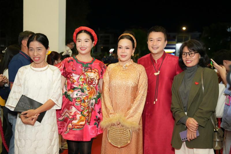 Em gái mặc gợi cảm cùng Trấn Thành đổ bộ thảm đỏ Liên hoan phim Việt Nam- Ảnh 3. Em gái mặc gợi cảm cùng Trấn Thành đổ bộ thảm đỏ Liên hoan phim Việt Nam- Ảnh 3.