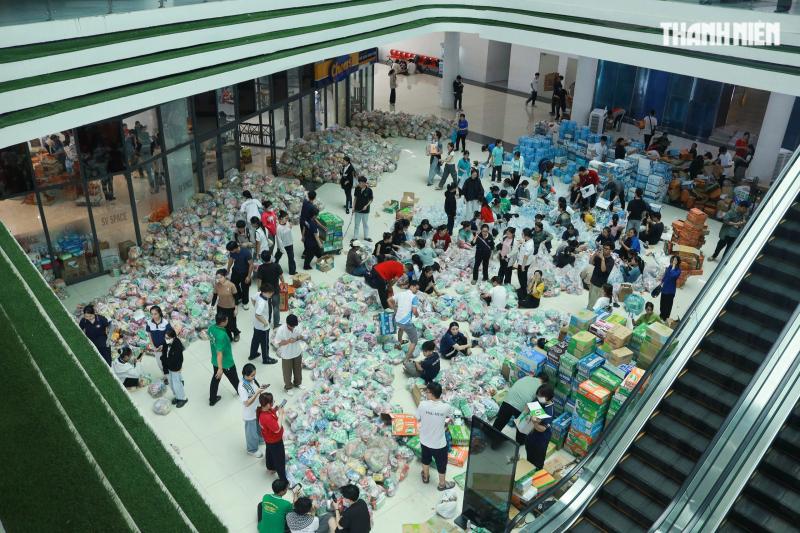 'Vỡ trận' đăng ký, 1.000 tình nguyện viên chen nhau xin trực vì vùng lũ miền Trung- Ảnh 5. 'Vỡ trận' đăng ký, 1.000 tình nguyện viên chen nhau xin trực vì vùng lũ miền Trung- Ảnh 5.