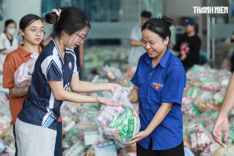 'Vỡ trận' đăng ký, 1.000 tình nguyện viên chen nhau xin trực vì vùng lũ miền Trung- Ảnh 2. 'Vỡ trận' đăng ký, 1.000 tình nguyện viên chen nhau xin trực vì vùng lũ miền Trung- Ảnh 2.