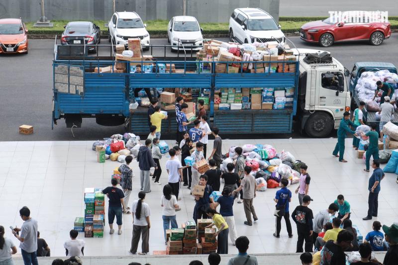 'Vỡ trận' đăng ký, 1.000 tình nguyện viên chen nhau xin trực vì vùng lũ miền Trung- Ảnh 8. 'Vỡ trận' đăng ký, 1.000 tình nguyện viên chen nhau xin trực vì vùng lũ miền Trung- Ảnh 8.