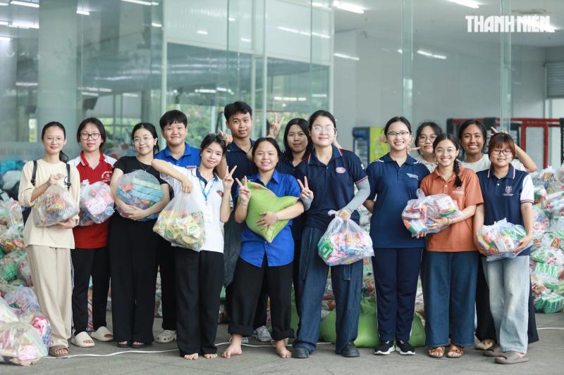 'Vỡ trận' đăng ký, 1.000 tình nguyện viên chen nhau xin trực vì vùng lũ miền Trung- Ảnh 3. 'Vỡ trận' đăng ký, 1.000 tình nguyện viên chen nhau xin trực vì vùng lũ miền Trung- Ảnh 3.