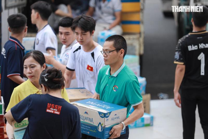 'Vỡ trận' đăng ký, 1.000 tình nguyện viên chen nhau xin trực vì vùng lũ miền Trung- Ảnh 4. 'Vỡ trận' đăng ký, 1.000 tình nguyện viên chen nhau xin trực vì vùng lũ miền Trung- Ảnh 4.