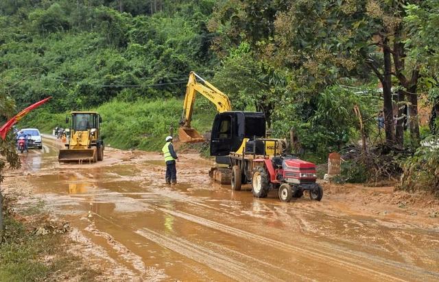 Ngập lụt 'nhấn chìm' QL27 ở Hòa Sơn, Đắk Lắk- Ảnh 2. Ngập lụt 'nhấn chìm' QL27 ở Hòa Sơn, Đắk Lắk- Ảnh 2.