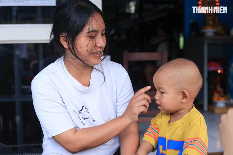Bé trai nguy cơ mất ánh sáng vì ung thư mắt, gia đình kiệt quệ cầu cứu- Ảnh 5. Bé trai nguy cơ mất ánh sáng vì ung thư mắt, gia đình kiệt quệ cầu cứu- Ảnh 5.