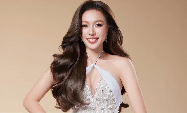 Vẻ quyến rũ của người đẹp đại diện Việt Nam tại Hoa hậu Quốc tế 2025 - Ảnh 1.