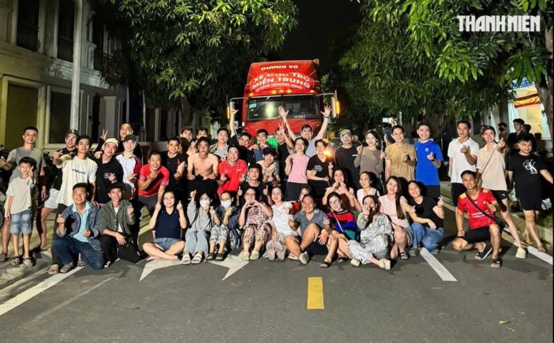 'Vỡ trận' đăng ký, 1.000 tình nguyện viên chen nhau xin trực vì vùng lũ miền Trung- Ảnh 7. 'Vỡ trận' đăng ký, 1.000 tình nguyện viên chen nhau xin trực vì vùng lũ miền Trung- Ảnh 7.
