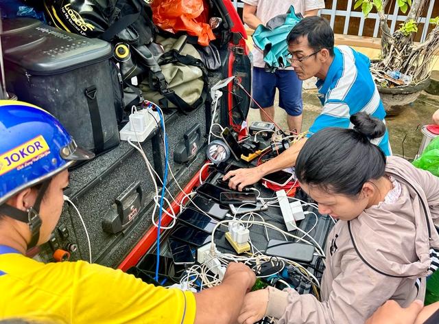 Chiếc xe bán tải 'người hùng', giúp người dân sạc pin điện thoại giữa rốn lũ - Ảnh 2.