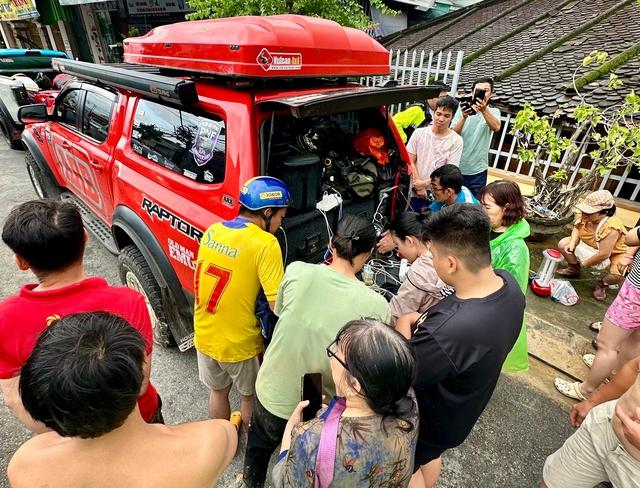 Chiếc xe bán tải 'người hùng', giúp người dân sạc pin điện thoại giữa rốn lũ - Ảnh 5.