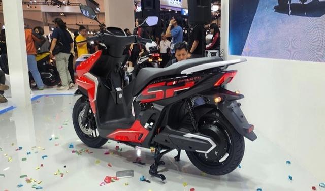 Xe máy điện 'Made in Indonesia' bán gần 500 xe sau 5 ngày, thách thức VinFast - Ảnh 2.