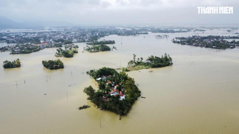 Nơi trũng nhất rốn lũ Hòa Xuân: Thôn xóm tan hoang, nhiều nhà còn đang ngập- Ảnh 1.