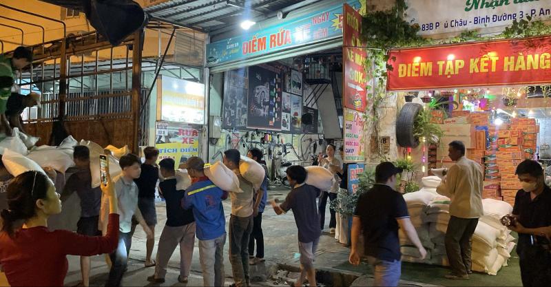 Đêm không ngủ ở TP.HCM: Gom từng bao gạo, thùng mì gửi vùng lũ miền Trung- Ảnh 5. Đêm không ngủ ở TP.HCM: Gom từng bao gạo, thùng mì gửi vùng lũ miền Trung- Ảnh 5.