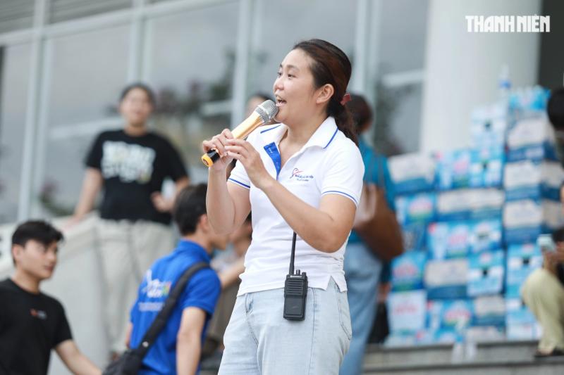 'Vỡ trận' đăng ký, 1.000 tình nguyện viên chen nhau xin trực vì vùng lũ miền Trung- Ảnh 6. 'Vỡ trận' đăng ký, 1.000 tình nguyện viên chen nhau xin trực vì vùng lũ miền Trung- Ảnh 6.