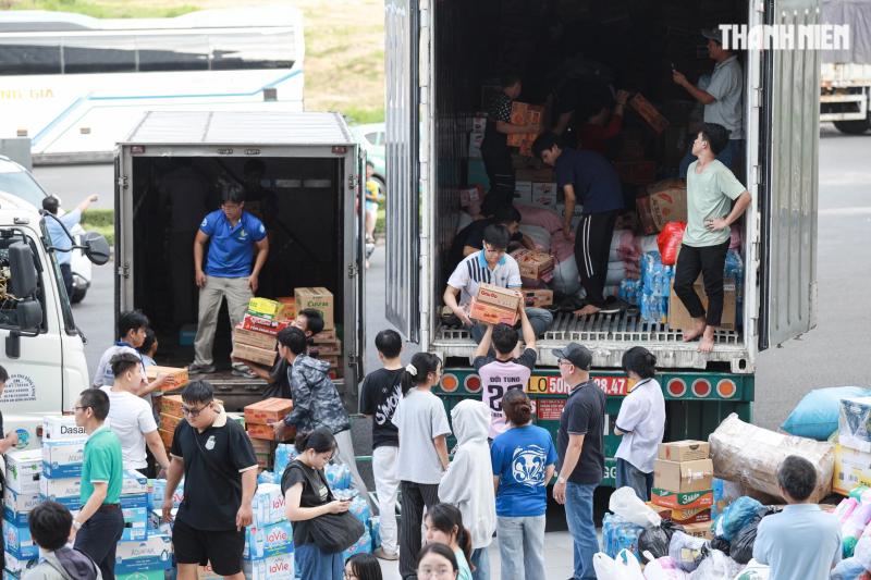 'Vỡ trận' đăng ký, 1.000 tình nguyện viên chen nhau xin trực vì vùng lũ miền Trung- Ảnh 1. 'Vỡ trận' đăng ký, 1.000 tình nguyện viên chen nhau xin trực vì vùng lũ miền Trung- Ảnh 1.