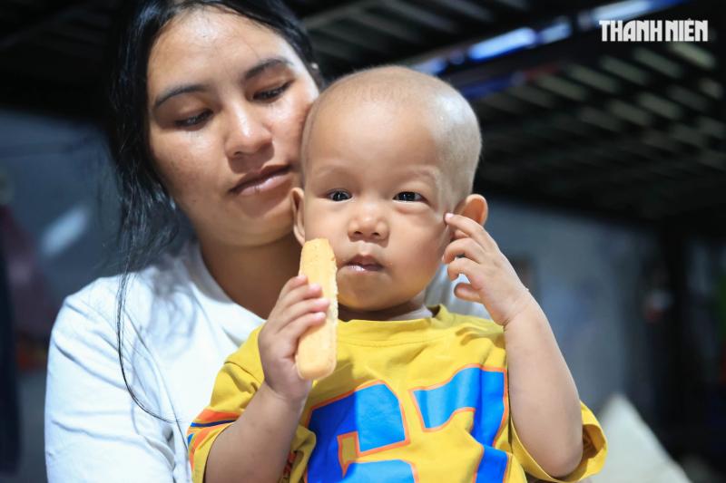 Bé trai nguy cơ mất ánh sáng vì ung thư mắt, gia đình kiệt quệ cầu cứu- Ảnh 4. Bé trai nguy cơ mất ánh sáng vì ung thư mắt, gia đình kiệt quệ cầu cứu- Ảnh 4.