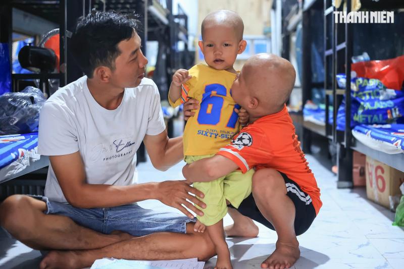 Bé trai nguy cơ mất ánh sáng vì ung thư mắt, gia đình kiệt quệ cầu cứu- Ảnh 3. Bé trai nguy cơ mất ánh sáng vì ung thư mắt, gia đình kiệt quệ cầu cứu- Ảnh 3.