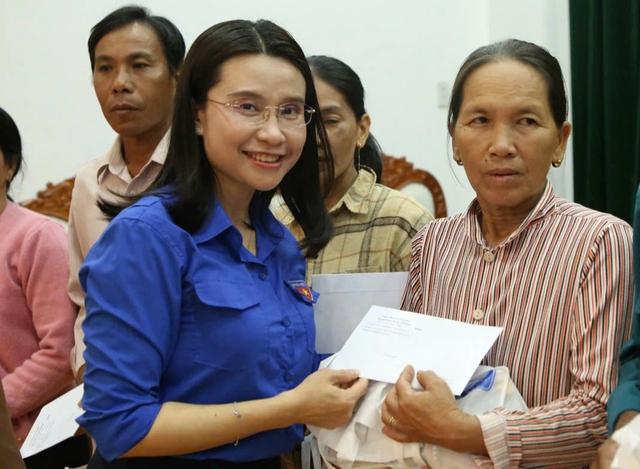 T.Ư Đoàn tặng quà, hỗ trợ tiền xây nhà cho người dân sau bão Kalmaegi - Ảnh 2. T.Ư Đoàn tặng quà, hỗ trợ tiền xây nhà cho người dân sau bão Kalmaegi - Ảnh 2.