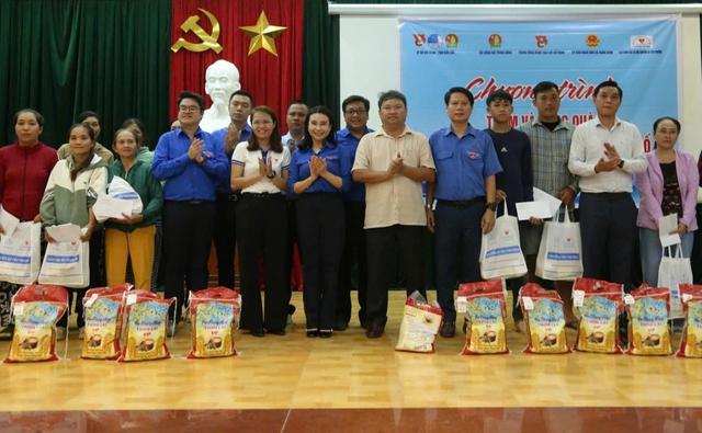 T.Ư Đoàn tặng quà, hỗ trợ tiền xây nhà cho người dân sau bão Kalmaegi - Ảnh 1. T.Ư Đoàn tặng quà, hỗ trợ tiền xây nhà cho người dân sau bão Kalmaegi - Ảnh 1.