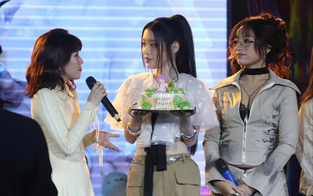Han Sara dành 8 năm để chứng minh là ca sĩ Việt - Ảnh 4. Han Sara dành 8 năm để chứng minh là ca sĩ Việt - Ảnh 4.