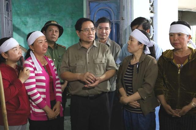 Thủ tướng Phạm Minh Chính thăm người dân rốn lũ Hòa Thịnh - Ảnh 2.