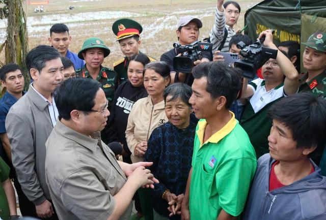 Thủ tướng Phạm Minh Chính thăm người dân rốn lũ Hòa Thịnh - Ảnh 1.