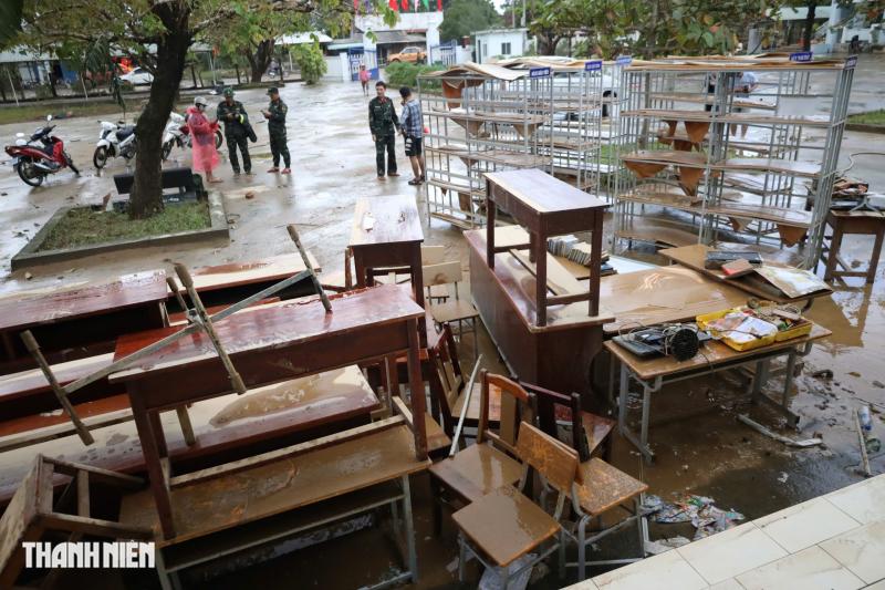 Rốn lũ hòa Thịnh: Lớp học ngập bùn , bộ đội giúp học sinh trở lại trường - Ảnh 1.