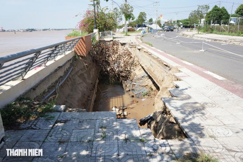 Sạt lở kè sông Tiền tại Đồng Tháp: Nguy cơ an toàn cho người dân - Ảnh 3. Sạt lở kè sông Tiền tại Đồng Tháp: Nguy cơ an toàn cho người dân - Ảnh 3.