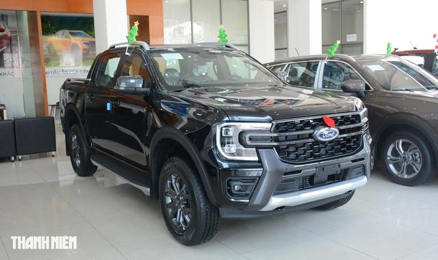 Toyota Hilux giảm giá lập tức hút khách, Ranger bán chạy nhất phân khúc xe bán tải - Ảnh 1.