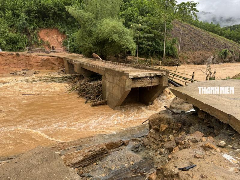 Cận cảnh lũ cuốn sập cầu Nước Bao ở Quảng Ngãi- Ảnh 10. Cận cảnh lũ cuốn sập cầu Nước Bao ở Quảng Ngãi - Ảnh 11.