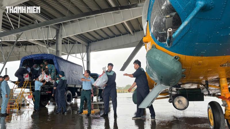 Máy bay trực thăng quân sự cất cánh cứu trợ: Sẽ thả thêm 700 phần quà thiết yếu  - Ảnh 7.