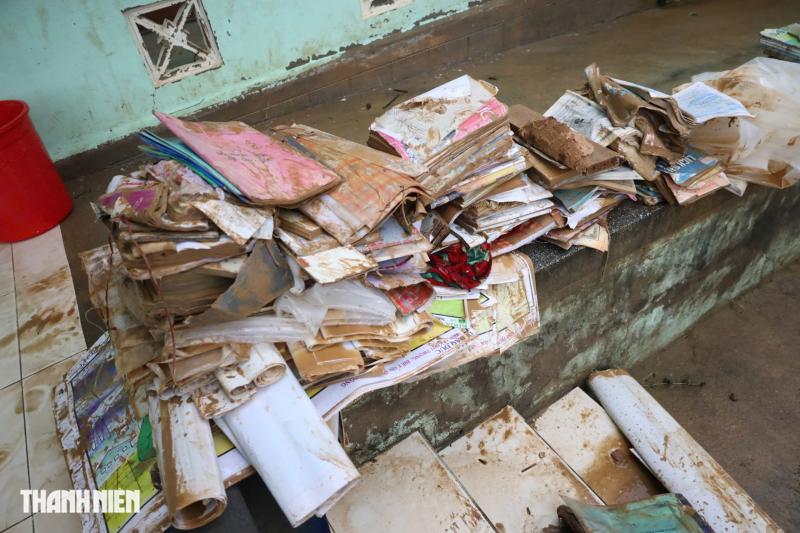 Rốn lũ hòa Thịnh: Lớp học ngập bùn , bộ đội giúp học sinh trở lại trường - Ảnh 2.
