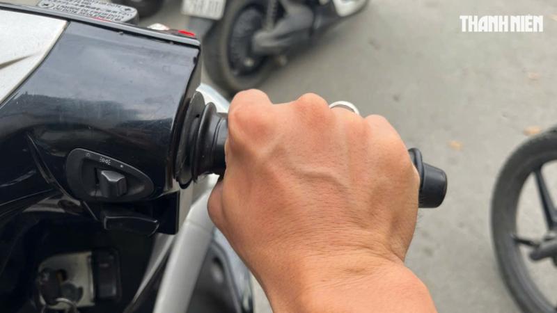 Thói quen nhỏ của người lái khi dừng đèn đỏ khiến xe máy nhanh hỏng - Ảnh 1.